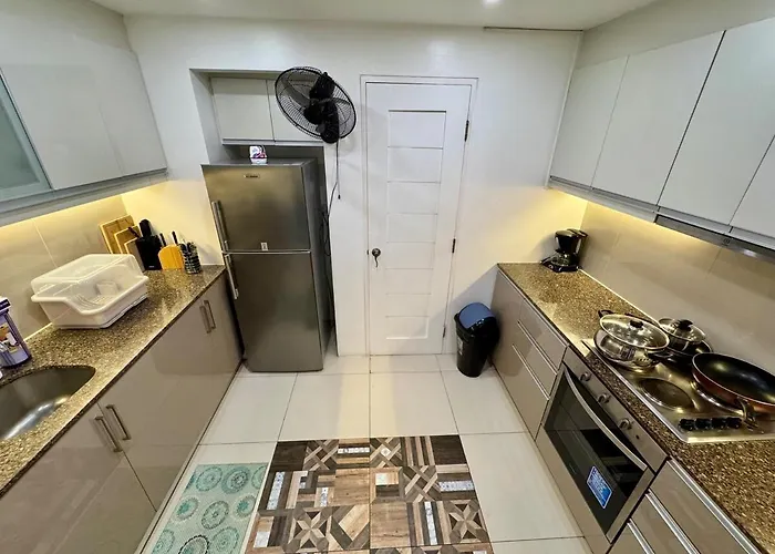 Bgc One Uptown Premium 2br With Balcony Near Supermarket, Malls And Restaurants 아파트