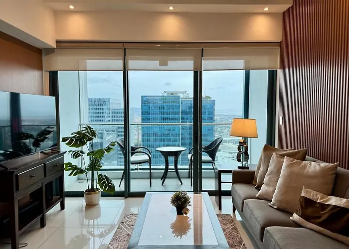 Bgc One Uptown Premium 2br With Balcony Near Supermarket, Malls And Restaurants 아파트