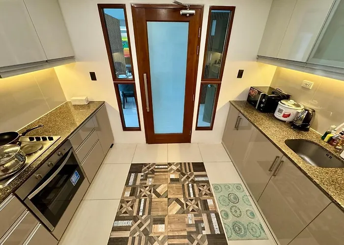 Bgc One Uptown Premium 2br With Balcony Near Supermarket, Malls And Restaurants 아파트 마닐라