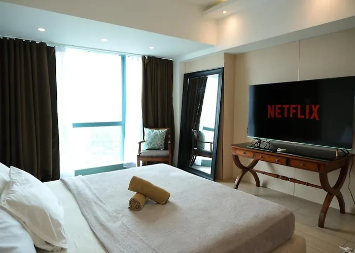Bgc One Uptown Premium 2br With Balcony Near Supermarket, Malls And Restaurants