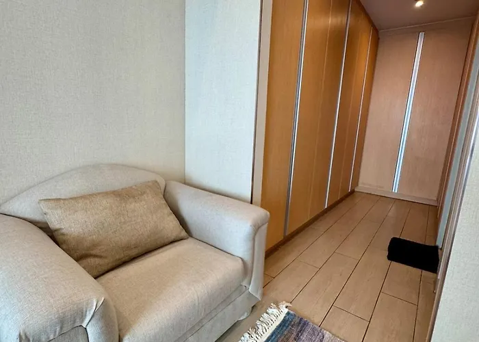 Bgc One Uptown Premium 2br With Balcony Near Supermarket, Malls And Restaurants
