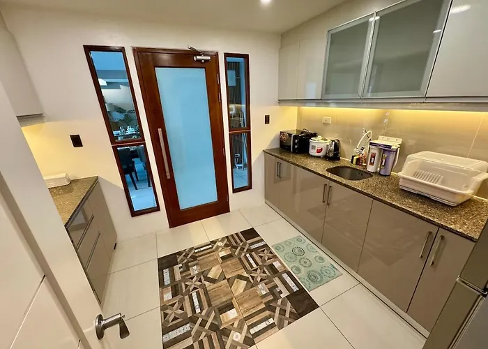 Bgc One Uptown Premium 2br With Balcony Near Supermarket, Malls And Restaurants
