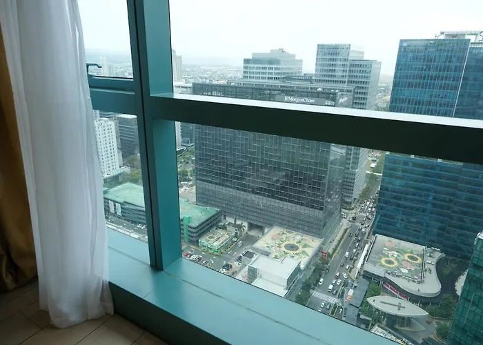 Bgc One Uptown Premium 2br With Balcony Near Supermarket, Malls And Restaurants *